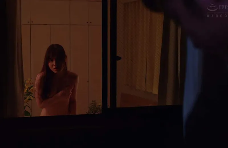 Cô nàng nhà bên Ông xã Anh xã nhà cạnh bên thường xuyên thay đồ ở ngay cửa sổ