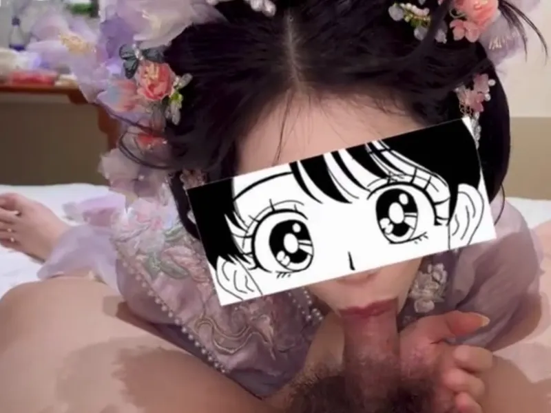 Gái xinh trong bộ đồ ái nữ mút cậu bé cực đã