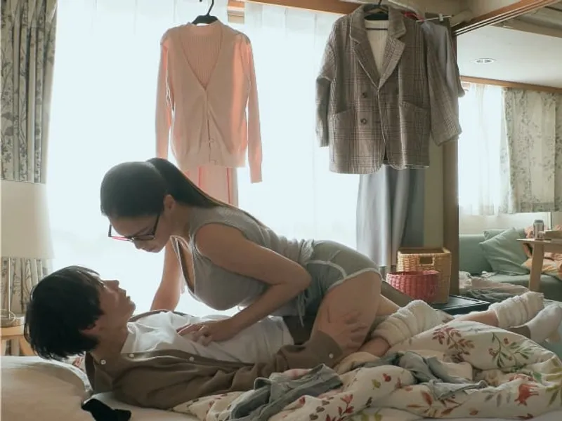 được chị cạnh nhà "an ủi" khi em người yêu đi ngoại tình